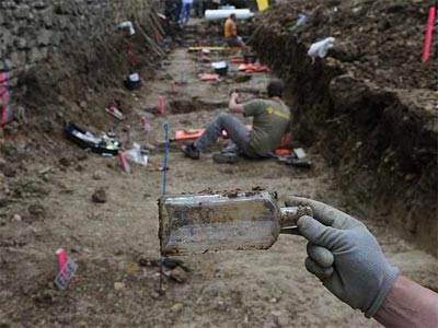 Navarra debate una ley de memoria que obliga a la Administración a asumir las exhumaciones