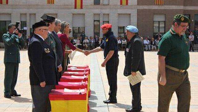 La delegada del Gobierno en Cataluña entrega un diploma a la Hermandad de Combatientes de la División Azul 
