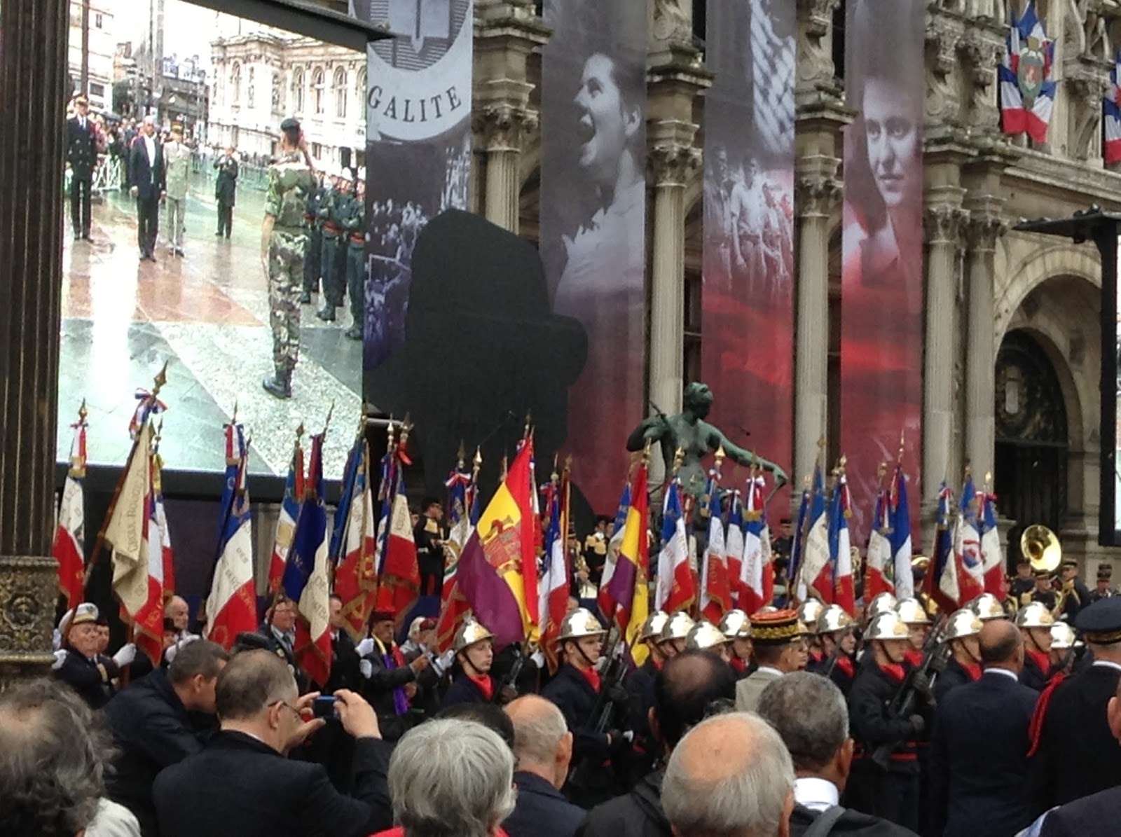 Nuevamente la bandera republicana española ha ondeado en los actos oficiales del Ayuntamiento de París 