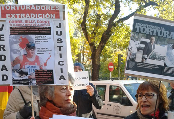 Concentración ante la Audiencia Nacional donde declaraban los acusados de torturas por la Justicia Argentina