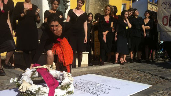 Homenaje a mujeres represaliadas ante la tumba de Queipo de Llano